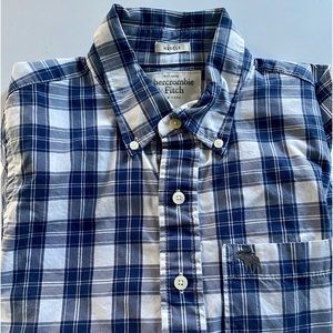 Men’s size Small Abercrombie & Fitch long sleeve button down shirt. Muscle fit.